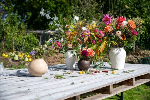 bio bloemen in vaas op tafel