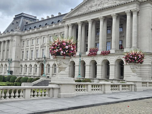 Bloemendecoratie aan gevel tijdens nationale feestdag