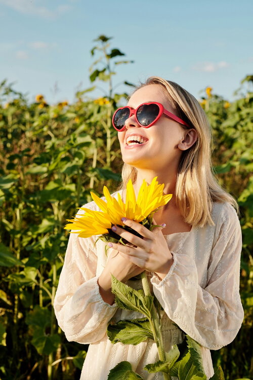 Persoon die bloemen vasthoudt tijdens tuinwerk