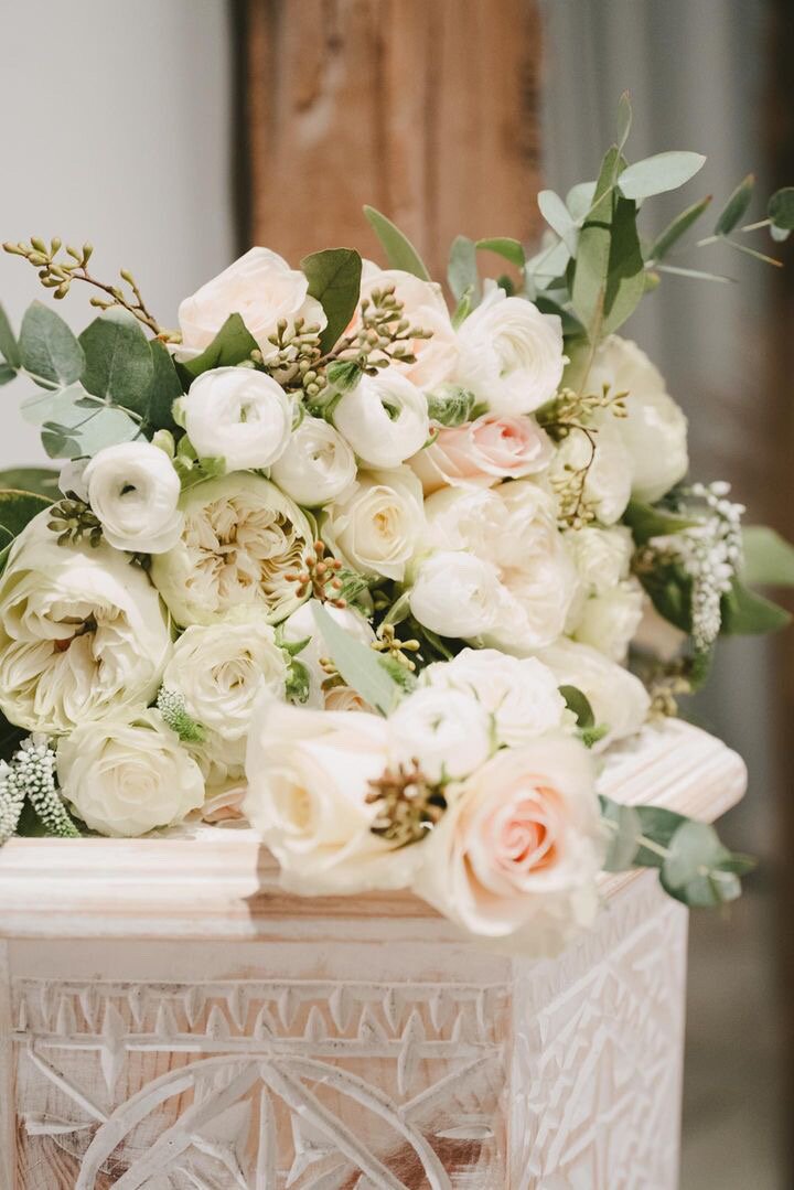 Bruidsboeket met verse seizoensbloemen